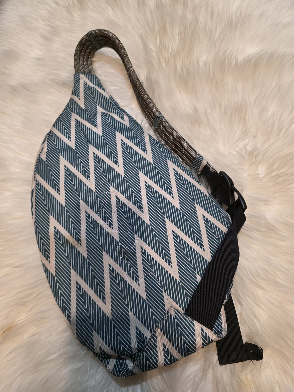 KAVU Blue Chevron Rope Sling Bag - Picture 2 of 3
